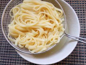 煮好的意面沥出备用。