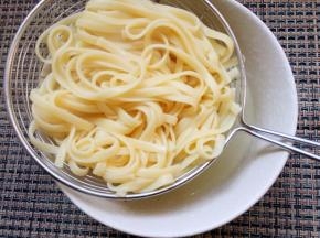 煮好的意面沥出备用。