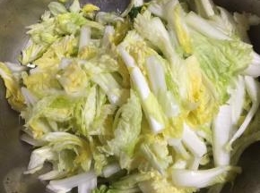用水冲一下，挤干水份！