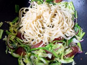 放入意面翻炒片刻。