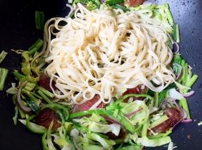 放入意面翻炒片刻。