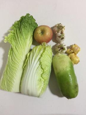 首先准备好所需的食材:大白菜2棵，萝卜1个，苹果1个，蒜瓣2个，生姜1块！
