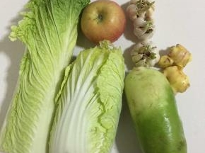 首先准备好所需的食材:大白菜2棵，萝卜1个，苹果1个，蒜瓣2个，生姜1块！