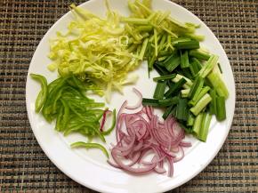 将配菜切成如图所示。