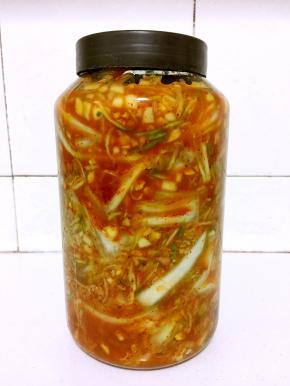 做好的韩式辣白菜装进无油无水的容器中密封好，放在冰箱冷藏保存即可！