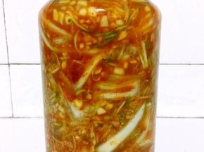做好的韩式辣白菜装进无油无水的容器中密封好，放在冰箱冷藏保存即可！