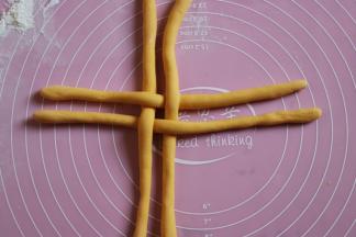 如图所示：交叉分别一根压着一根