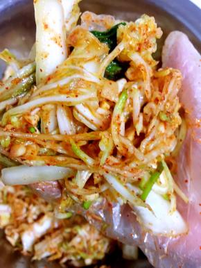 记得一定要拌匀哦！韩式辣白菜就做好啦！现在吃味道就很赞呢！