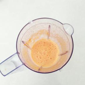 胡萝卜加一点清水打成汁。