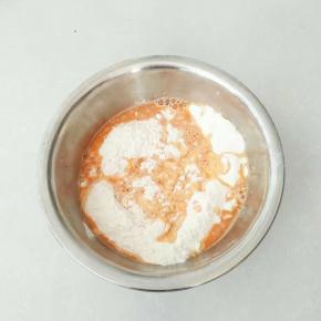 面粉中倒入适量的胡萝卜汁，发酵粉一起放入。