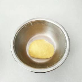 揉成光滑的面团，盖上保鲜膜进行发酵。