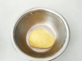 揉成光滑的面团，盖上保鲜膜进行发酵。
