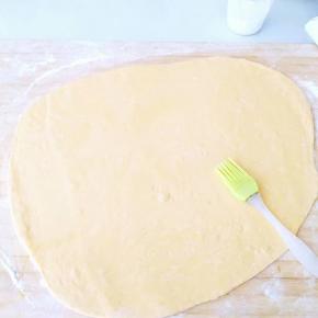 擀成包子皮厚度的大面皮，刷上油，撒上盐。