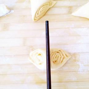 取一个剂子，中间放一根筷子。