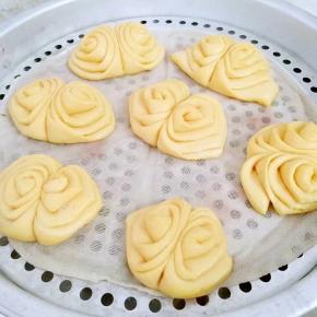 锅中放入凉水烧开，放入花卷蒸13分钟左右就可以。