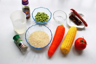 准备食材：大米、清水、腊肉、腊肠、玉米、青豆、红萝卜、番茄、 麻油、黑胡椒粉、盐。其中玉米剥出50克玉米粒即可。