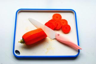 切成5毫米厚的萝卜片。