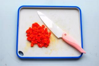 然后切成边长为5毫米的萝卜丁。