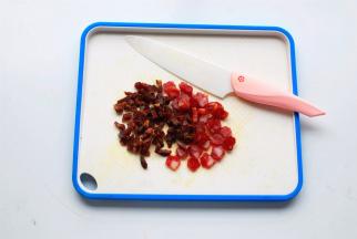 将腊肉切丁，腊肠切成薄片。