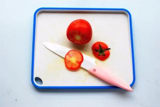 番茄切去顶部。