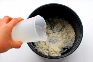 大米洗净后加入清水。