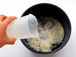 大米洗净后加入清水。