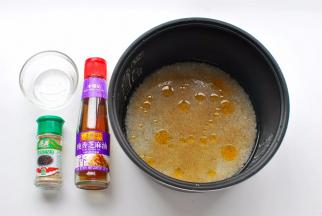 撒入食盐和黑胡椒粉，淋上麻油。