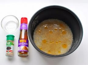 撒入食盐和黑胡椒粉，淋上麻油。