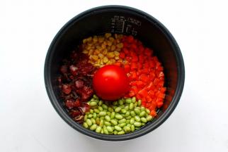 番茄切口朝下放入中间，四周分别放上腊肠腊肉粒，玉米粒，红萝卜粒，青豆。