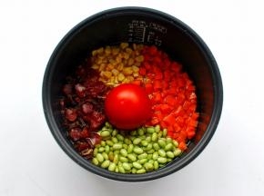 番茄切口朝下放入中间，四周分别放上腊肠腊肉粒，玉米粒，红萝卜粒，青豆。