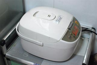 盖上电饭煲，启动煮饭，静待饭熟。