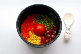 这是煮熟了的一只番茄饭，色彩斑斓，香喷喷的。