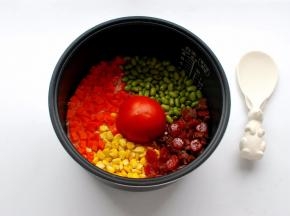 这是煮熟了的一只番茄饭，色彩斑斓，香喷喷的。