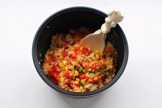 将番茄压碎，连同其它食材一同搅拌均匀即可开饭。