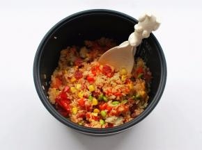 将番茄压碎，连同其它食材一同搅拌均匀即可开饭。