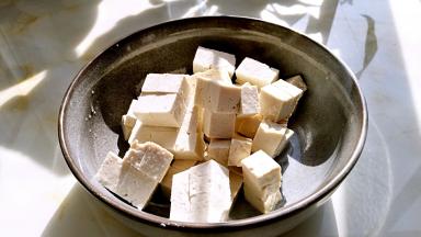豆腐切成等量的小丁。