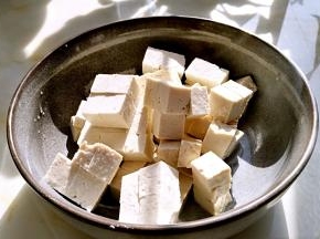 豆腐切成等量的小丁。