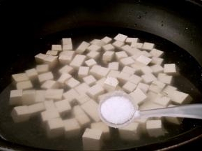 锅中放入清水，放入豆腐，盐2克，滚煮1分钟。