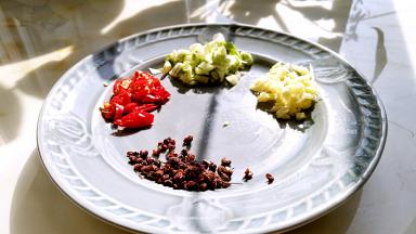 辣椒切碎，姜，葱切沫。