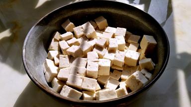 豆腐捞出过一下凉水备用。