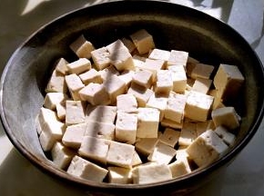 豆腐捞出过一下凉水备用。