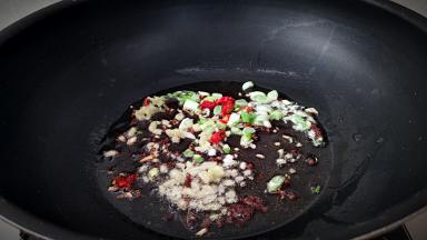 锅中放入油烧热，放入葱，姜，辣椒炝锅出味。