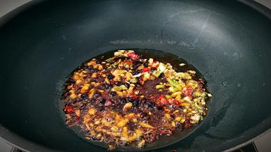 加入豆鼓酱小火煸炒出油。