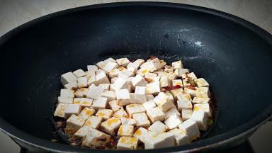 倒入豆腐，轻轻推动中火翻炒几下。