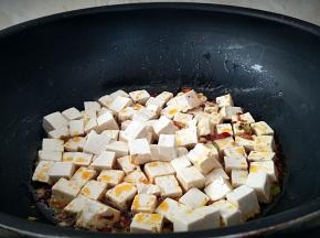倒入豆腐，轻轻推动中火翻炒几下。