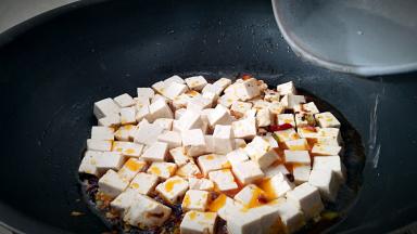 加入清水，盖上锅盖焖烧3分钟。