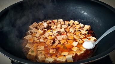 调入盐1克入味。