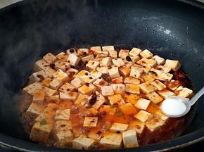 调入盐1克入味。