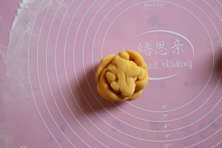 底部收口收紧，做好盖上保鲜膜二次发酵10分钟左右