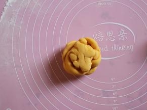 底部收口收紧，做好盖上保鲜膜二次发酵10分钟左右